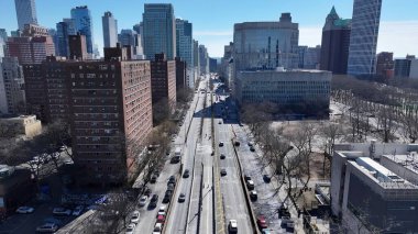 Brooklyn, New York 'ta Brooklyn Skyline. Gökdelenleri Şehir Merkezi Şehir Yaşamını Yansıtıyor. Şehir merkezindeki iş dünyası. Şehir merkezinin dışında Panning Wide 'da. Brooklyn New York.