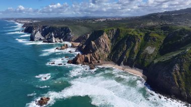 Cabo Da Roca Sintra Lizbon Bölgesi Portekiz 'de. Büyüleyici Tropikal Sahne Sahnesi Yukarıdan Görünüyor. Sahil Gökyüzü Sahil Kıyısı Yaz Zamanı. Sahil Sahil Sahili Panoramik. Sintra Lizbon Bölgesi.