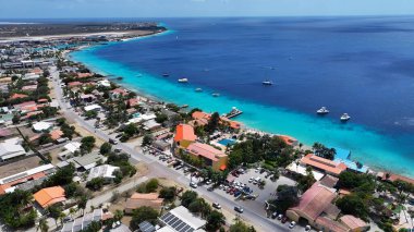 Bonaire Skyline Kralendijk Bonaire Hollanda Antilleri 'nde. Yukarıdan canlı bir şehrin telaş ve koşuşturmasını yakalamak. Sahil Bulutları Yaz mevsimi. Sahil Panorama. Kralendijk Bonaire.