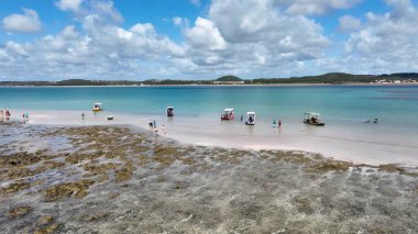 Japonya 'daki Doğal Havuzlar Alagoas Brezilya. Kristal berrak sularla sersemletici sahilin havadan görünüşü. Shore Clouds Plaj Denizi. Shore Beach Sahili Sahil Hattı. Japaratinga Alagoas.