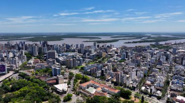Porto Alegre Skyline In Porto Alegre Rio Grande Do Sul Brazil. Yaz tatilinde harika bir sahil manzarası olan kuş bakışı. Şehir Gökyüzü Arkaplanı Kentsel. Açık Arkaplan Panoramik Şehir.