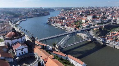Porto Portekiz 'deki Serra Do Pilar Manastırı. Şehir merkezinin modern binalarla dolup taşması. İş Bulutları Gökyüzü Şehir Merkezi. Panoramik Şehir. Porto Portekiz.