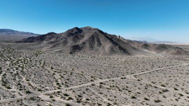 San Bernardino Kaliforniya 'daki Mojave Çölü. Meşhur bir yoldaki araçların güçlü manzarası. Egzotik Vadi Tarım Güzeli. Egzotik Alan. San Bernardino California.