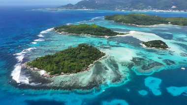 Victoria Mahe Adası 'ndaki Saint Anne Adası Seyşelleri. Büyüleyici Tropikal Sahne Sahnesi Yukarıdan Görünüyor. Sahil Gökyüzü Sahil Kıyısı Yaz Zamanı. Sahil Sahil Sahili Panoramik. Victoria Mahe Adası.