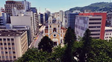 Florianopolis 'teki Katedral Kilisesi Santa Catarina Brezilya. Göz kamaştırıcı Barok Kilisesi manzarayla çelişiyor. Şehir merkezindeki iş dünyası. Şehir merkezinin dışı Geniş Panning.