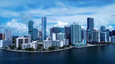 Miami Skyline, Florida Birleşik Devletleri. Yukarıdan canlı bir şehrin telaş ve koşuşturmasını yakalamak. Metropolitan Manzara Gökdelenleri. Güzel. Metropolitan Şehir. Miami Florida.