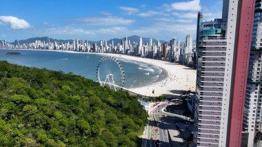 Camboriu Santa Catarina Brezilya 'daki sahil yolu. Çağdaş binalarla dolu şehir merkezinin havadan görünüşü. Shore Sky Clouds Plaj Denizi. Uluslararası Plaj Panoraması. Camboriu Santa Catarina.