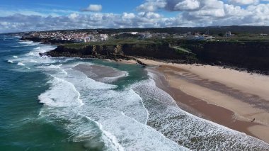 Lizbon 'un Sintra bölgesindeki Praia Grande Plajı. Kristal berrak sularla sersemletici sahilin havadan görünüşü. Cennet Adası Skyline Idyllic Güzeli. Cennet Adası Denizi.