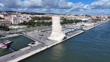Lizbon 'daki Keşifler Anıtı. Doğal Manzaradaki Ünlü Heykelin Hava Manzarası. Şehir Gökyüzü Bulutları Şehir Arkaplanı. Şehir merkezinde geniş bir altyapı var. Lizbon Portekiz.