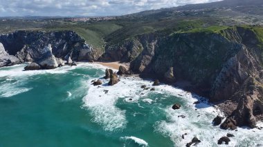 Sintra Lizbon Bölgesi Portekiz 'deki Roca Burnu Sahili. Yaz tatilinde harika bir sahil manzarası olan kuş bakışı. Sahil Gökyüzü Sahil Kıyısı Yaz Zamanı. Seaside Beach Panoramik. Sintra Lizbon Bölgesi.