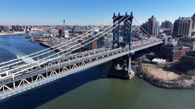 Manhattan 'daki Manhattan Köprüsü New York Birleşik Devletleri. Yukarıdan bakıldığında şehrin yükseltilmiş yol köprüsü sembolü. Şehir Gökyüzü Arkaplanı Kentsel. Şehir merkezinin yukarısında. Manhattan New York.