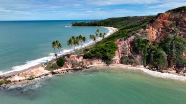 Conde Paraiba Brezilya 'daki Coqueirinho Plajı. Bereketli bir tropikal sahil manzarasının nefes kesici görüntüsü. Shore Clouds Plaj Denizi. Shore Beach Sahili Sahil Hattı. Conde Paraiba.
