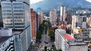 Bogota Cundinamarca Kolombiya 'daki Bogota Skyline. Şehir Skyline Modern ve Geleneksel Mimariyi Gösteriyor. Şehir merkezinde Gökyüzü Bulutları. Şehir merkezinin dışında. Ünlü. Bogota Cundinamarca.