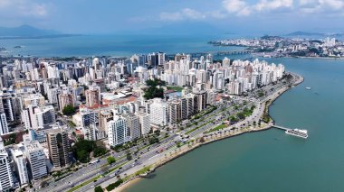 Florianopolis 'teki Florianopolis Skyline, Santa Catarina Brezilya. Gökdelenleri Şehir Merkezi Şehir Yaşamını Yansıtıyor. Şehir Gökyüzü Arkaplanı Kentsel. Şehrin yukarısında. Florianopolis Santa Catarina.
