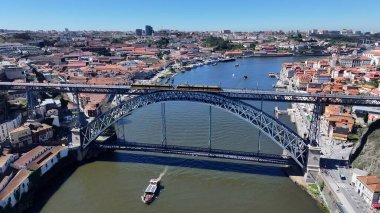 Porto Portekiz 'deki I. Luis Köprüsü. Şehir merkezindeki Urban Scene of Railway Tren İstasyonu. Şehir Bulutları Gökyüzü Arkaplanı Şehir. Şehir dışındaki ünlü. Porto Portekiz.
