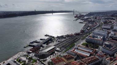 Lizbon 'daki Lizbon Skyline. Çağdaş binalarla dolu şehir merkezinin havadan görünüşü. Şehir Gökyüzü Arkaplanı Kentsel. Şehrin yukarısında. Lizbon Portekiz.
