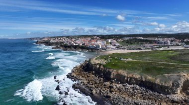 Portekiz 'in Sintra Lizbon bölgesindeki Apple Plajı. Turkuaz Okyanus Dalgaları Tropik Sahile Yavaşça Çarpıyor. Horizon Sahili Denizi kıyısında. Shore Seaside Panning Wide 'da. Sintra Lizbon Bölgesi.