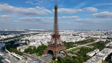 Paris 'teki Paris Skyline Fransa Adası' nda. Fransa 'nın başkentindeki Seine Nehri' nin nefes kesici manzarası. Metropolitan Skyline Binaları Güzel. Bina Mimarlığı Şirketi.