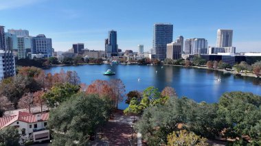 Orlando Skyline Orlando Florida Birleşik Devletleri 'nde. Şehrin çarpıcı ikonik eğlence parkının kuş bakışı görüntüsü. Şehir merkezindeki iş dünyası. İş geçmişleri ünlüdür. Orlando Florida.