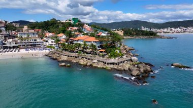 Bombinhas Santa Catarina Brezilya 'daki Bombinhas Skyline' da. Yaz tatilinde harika bir sahil manzarası olan kuş bakışı. Issız Manzara Cenneti Vibrant. Terk edilmiş yaz zamanı. Bombinhas Santa Catarina.