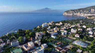 Napoli Campania İtalya 'da Sunset Sorrento Skyline. Yukarıdan canlı bir şehrin telaş ve koşuşturmasını yakalamak. Gündoğumu Gökyüzü Sahil Denizi 'ni Bulutlandırır. Gün doğumu Sahili. Napoli Campania.