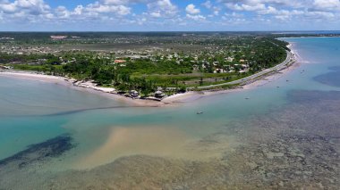 Porto Seguro Bahia Brezilya 'daki sahil manzarası. Büyüleyici Tropikal Sahne Sahnesi Yukarıdan Görünüyor. Cennet Skyline Idyllic göz kamaştırıcı. Paradise Rıhtım Sahili. Porto Seguro Bahia.