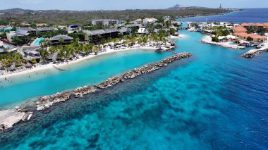 Willemstad, Hollanda 'da bir tatil köyü. Kristal berrak sularla sersemletici sahilin havadan görünüşü. Cennet Skyline Idyllic göz kamaştırıcı. Paradise Rıhtım Sahili. Willemstad Hollanda.