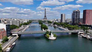 Paris 'teki Paris Skyline Fransa Adası' nda. Paris Skyline turizm simgeleri ve binalarla çevrili. İş Bulutları Gökyüzü Şehir Merkezi. Özgeçmişleri meşhurdur. Paris Fransa Adası.