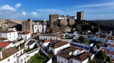Portekiz 'in Obidos Leiria bölgesindeki Obidos Kalesi. Şehrin ünlü bölgesindeki ortaçağ binasının kuş bakışı görüntüsü. Şehir Gökyüzü Arkaplanı Kentsel. Açık Arkaplan Panoramik Şehir.