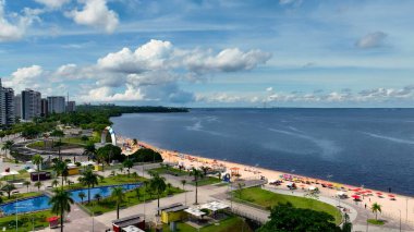 Manaus Amazonas Brezilya 'daki Ponta Negra Plajı. Büyüleyici Tropikal Sahne Sahnesi Yukarıdan Görünüyor. Şehir Bulutları Gökyüzü Arkaplanı Şehir. Şehir dışındaki ünlü. Manaus Amazonas.