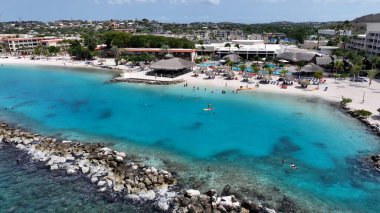 Curacao, Willemstad Hollanda Curacao 'da güneş manzarası. Turkuaz Su Karayiplerdeki Tropikal Plajı Okşar. Kıyı Bulutları Gökyüzü Sahil Denizi. Deniz kenarındaki panoramik. Willemstad Hollanda.