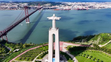 Lizbon 'un Almada bölgesindeki Kral İsa. İnanılmaz Skysraper 'lar ve caddedeki trafik yukarıdan izleniyor. Altyapı Skyline Panoramic City View Awesome. Altyapı Şehir Manzarası.