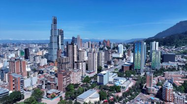 Bogota Cundinamarca Kolombiya 'daki Bogota Skyline. Kuşlar, sokaklar ve binalarla çarpıcı şehir manzarasına bakıyor. Metropolitan Manzara Gökdelenleri. Güzel. Metropolitan Şehir. Bogota Cundinamarca.
