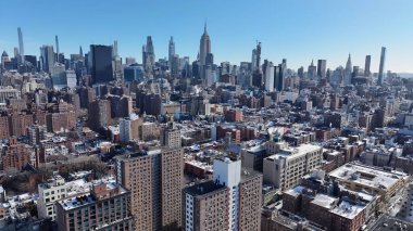 New York 'un merkezinde, Manhattan' da, New York 'ta. İnanılmaz Skysraper 'lar ve caddedeki trafik yukarıdan izleniyor. Metropolitan Peyzaj Ticari Binası Çarpıcı. Metropolitan Atılgan Kasabası.