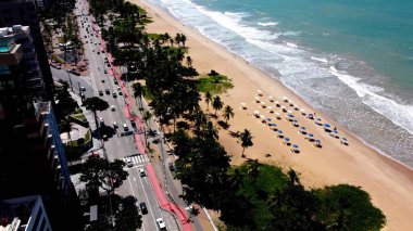 Pernambuco Brezilya 'daki Boa Viagem Plajı. Bereketli bir tropikal sahil manzarasının nefes kesici görüntüsü. Kıyı Bulutları Gökyüzü Sahil Denizi. Deniz kenarındaki panoramik. Recife Pernambuco.