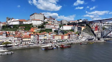 Porto Portekiz 'deki Ribeira Rıhtımı. Yaz tatilinde harika bir sahil manzarası olan kuş bakışı. Şehir merkezinde Gökyüzü Bulutları. Şehir merkezinin dışında. Ünlü. Porto Portekiz.