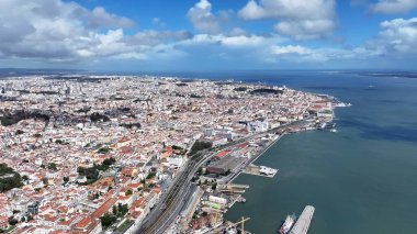 Lizbon 'daki Lizbon Skyline. Kuşlar, sokaklar ve binalarla çarpıcı şehir manzarasına bakıyor. Altyapı Skyline Panoramic City View Awesome. Altyapı Şehir Manzarası. Lizbon Portekiz.