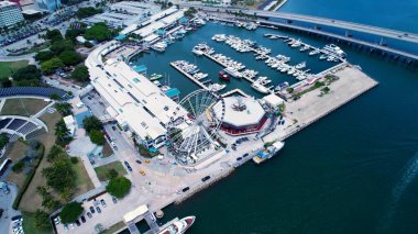 Miami Florida 'da dönme dolap. Bir lunaparktaki çarpıcı dönme dolabın kuş bakışı görüntüsü. Şehir merkezindeki iş dünyası. İş geçmişleri ünlüdür. Miami Florida.