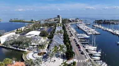 Saint Pete İskelesi, Saint Petersburg Florida Birleşik Devletleri. Turkuaz Okyanus Dalgaları Tropik Sahile Yavaşça Çarpıyor. İş Bulutları Gökyüzü Şehir Merkezi. Arkaplan Panoramik Şehir.