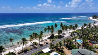 San Luis Plajı, San Andres Providencia Y Santa Catalina Kolombiya. Bereketli bir tropikal sahil manzarasının nefes kesici görüntüsü. Shore Clouds Plaj Denizi. Sahil Sahili Sahili Kıyı Hattı.