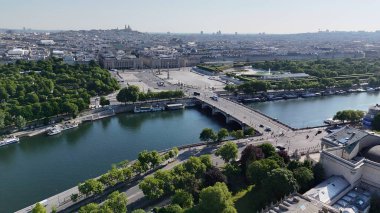 Fransa 'nın Paris' teki La Concorde Meydanı. Yemyeşil parkın ve etrafındaki binaların havadan görünüşü. İş Bulutları Gökyüzü Şehir Merkezi. Panoramik Şehir. Fransa ile Paris.