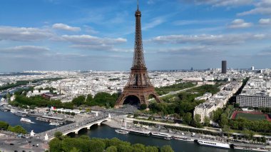 Paris 'teki Paris Skyline Fransa Adası' nda. Fransa 'nın başkentindeki ünlü turizm simgelerinin hava manzarası. Şehir Gökyüzü Bulutları Şehir Arkaplanı. Şehir merkezinde geniş bir altyapı var. Paris Fransa Adası.