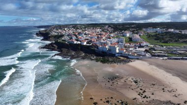 Lizbon 'un Sintra bölgesindeki Macas Plajı. İnanılmaz Skysraper 'lar ve caddedeki trafik yukarıdan izleniyor. Cennet Adası Skyline Idyllic Güzeli. Cennet Adası Denizi.