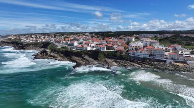 Portekiz 'in Sintra bölgesindeki Apple Plajı. Yukarıdan canlı bir şehrin telaş ve koşuşturmasını yakalamak. Issız Manzara Cenneti Vibrant. Terk edilmiş yaz zamanı. Lizbon Sintra Bölgesi.