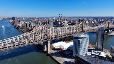 New York, Manhattan 'daki Queensboro Köprüsü. Tarihi Caddeleri birbirine bağlayan ikonik köprü yapısı. Metropolitan Peyzaj Ticari Binası Çarpıcı. Metropolitan Atılgan Kasabası.