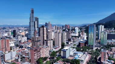 Bogota Bölgesi Başkenti Kolombiya 'daki Bogota Skyline. Yukarıdan canlı bir şehrin telaş ve koşuşturmasını yakalamak. İş Bulutları Gökyüzü Şehir Merkezi. Arkaplan Panoramik Şehir.
