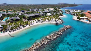 Willemstad, Hollanda 'da bir tatil köyü. Tropik bir plajın güzelliğini yukarıdan yakalamak. Sahil Gökyüzü Sahil Kıyısı Yaz Zamanı. Deniz kenarındaki panoramik. Willemstad Hollanda.