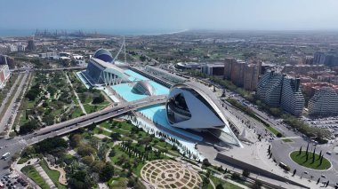 Valencia Valence Community İspanya 'daki Sanat Sarayı. Fütürist Gökdelen şehir merkezinin üzerinde yükseliyor. Altyapı Skyline Gökdelenleri çarpıcı. Altyapı Mimarlık Şirketi.