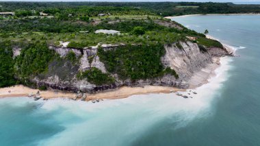 Porto Seguro Bahia Brezilya 'daki Sahil Kayalıkları. Tropikal Sahnedeki Güzel Kanyonlar 'ın dramatik manzarası. Cennet Adası Manzarası Minnettar Güzel. Yaz zamanı Grateful Coast. Porto Seguro Bahia.