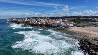 Lizbon 'un Sintra bölgesindeki sahil köyü. Şehir merkezinin modern binalarla dolup taşması. Shore Sky Clouds Plaj Denizi. Uluslararası Plaj Panoraması. Lizbon Sintra Bölgesi.